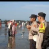 Personel Satpolairud Polres Sukabumi saat memantau aktivitas wisatawan di objek wisata pantai selatan Kabupate
