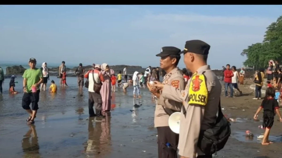 Personel Satpolairud Polres Sukabumi saat memantau aktivitas wisatawan di objek wisata pantai selatan Kabupate