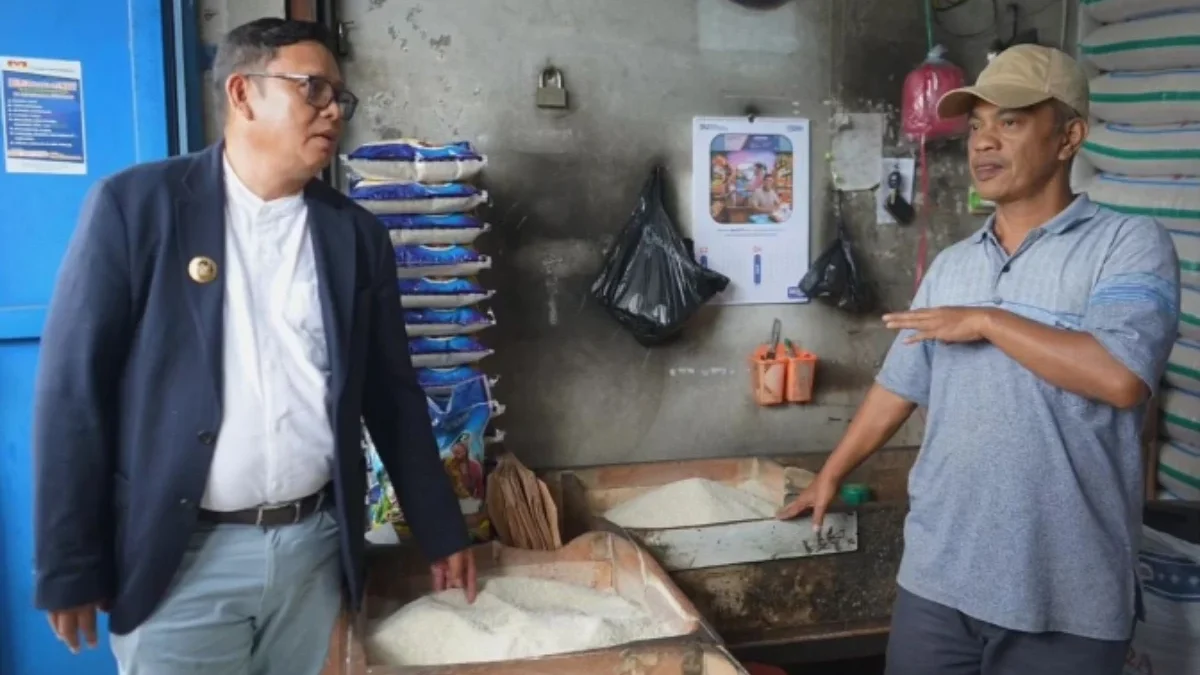 Pj Wali Kota Sukabumi Kusmana Hartadji (kiri) berbincang dengan pedagang beras