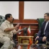 Menteri Pertahanan RI Prabowo Subianto (kiri) berbincang dengan Duta Besar Iran