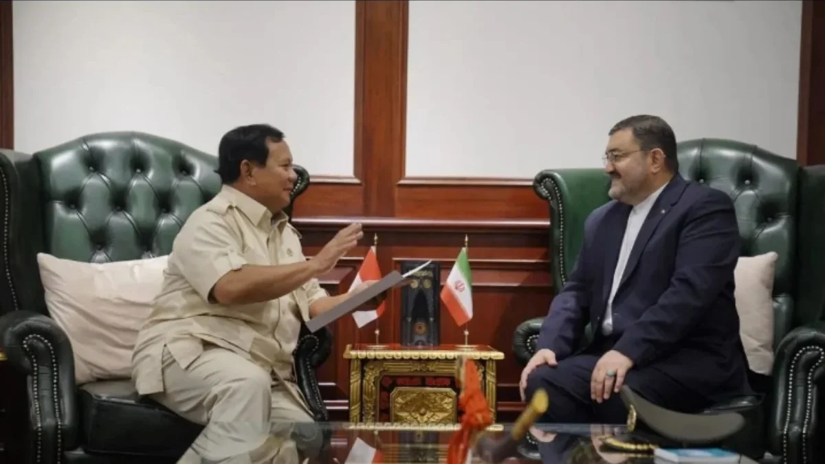 Menteri Pertahanan RI Prabowo Subianto (kiri) berbincang dengan Duta Besar Iran