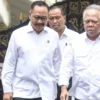 Menteri PUPR Basuki Hadimuljono (kanan) berjalan bersama Kepala Otorita IKN Bambang Susantono (kiri)