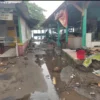 Berbagai bangunan yang ada di kawasan pesisir pantai Palabuhanratu di Kabupaten Sukabumi rusak