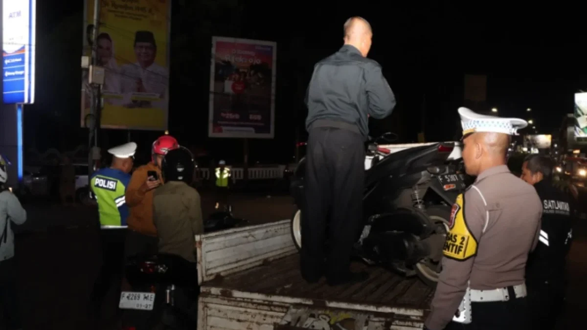 Anggota Satlantas Polres Sukabumi Kota mengangkut sepeda motor yang dimodifikasi sehingga bisa mengganggu