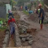 Sejumlah pekerja saat melakukan pembangunan drainase di Kampung Gunung Geulis
