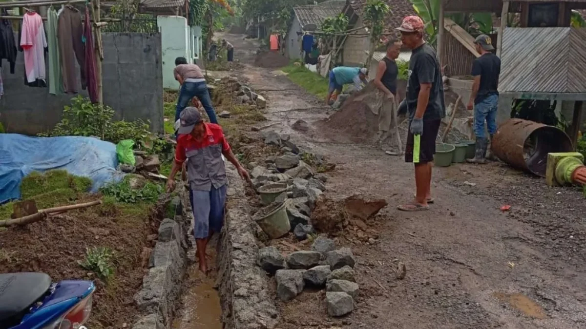 Sejumlah pekerja saat melakukan pembangunan drainase di Kampung Gunung Geulis