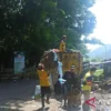 Petugas kebersihan DLH Kabupaten Sukabumi membersihkan sampah