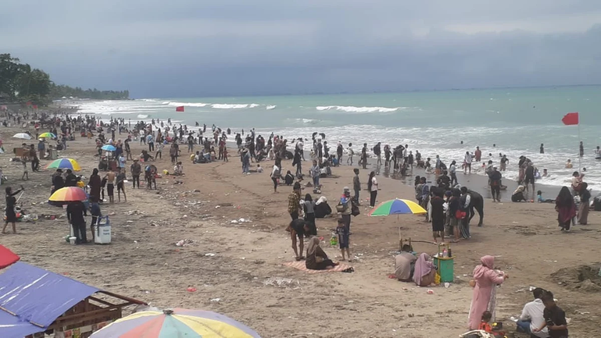 Suasana sejumlah wisatawan saat menikmati Pantai di Kabupaten Sukabumi