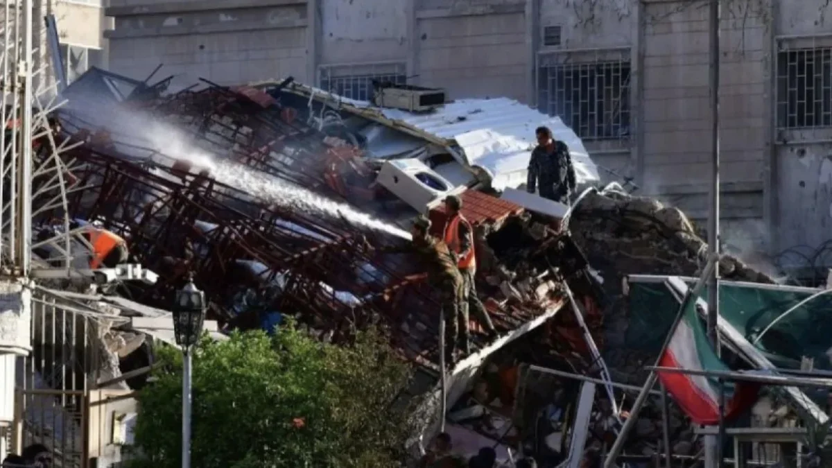 Tim penyelamat bekerja di gedung konsulat Iran yang hancur di Damaskus, Suriah