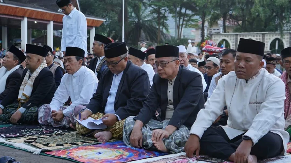 Bupati Sukabumi Marwan Hamami didampingi Wakil Bupati Sukabumi, Iyos Somantri