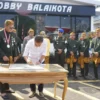 menandatangani prasasti tanda diresmikannya Lobby Balai Kota Sukabumi.
