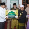 Bupati Sukabumi Marwan Hamami saat memberi santunan pada acara muhibah ramadhan