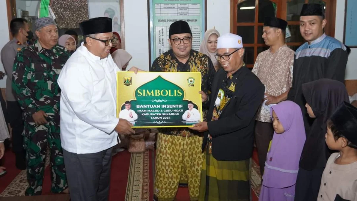 Bupati Sukabumi Marwan Hamami saat memberi santunan pada acara muhibah ramadhan