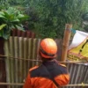 Personel Satgas Penanggulangan Bencana BPBD Kota Sukabumi memonitoring lokasi longsor