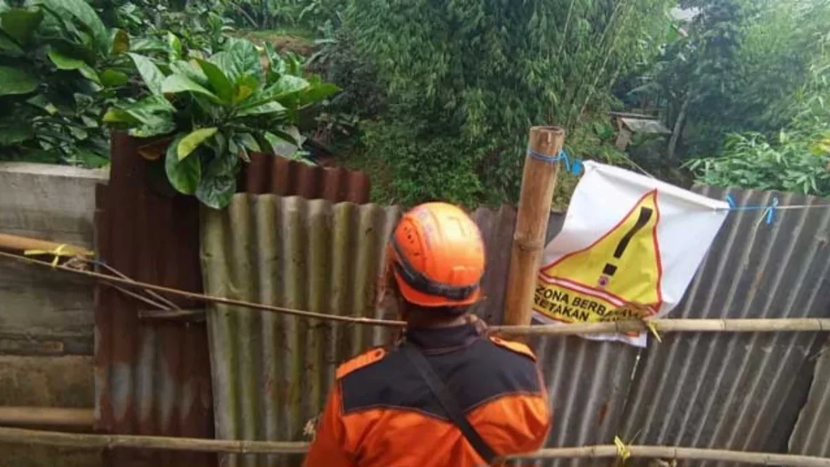 Personel Satgas Penanggulangan Bencana BPBD Kota Sukabumi memonitoring lokasi longsor