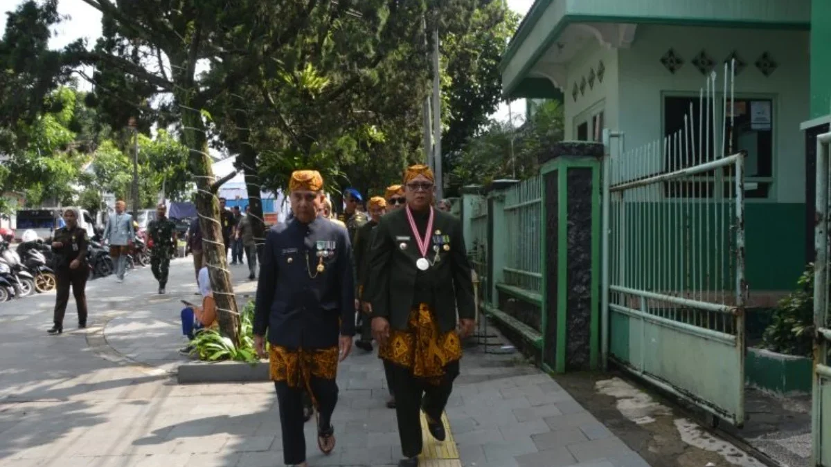 Pj Gubernur Jabar Bey Triadi Machmudin (kiri) didampingi Pj Wali Kota Sukabumi Kusmana Hartadji (kanan)