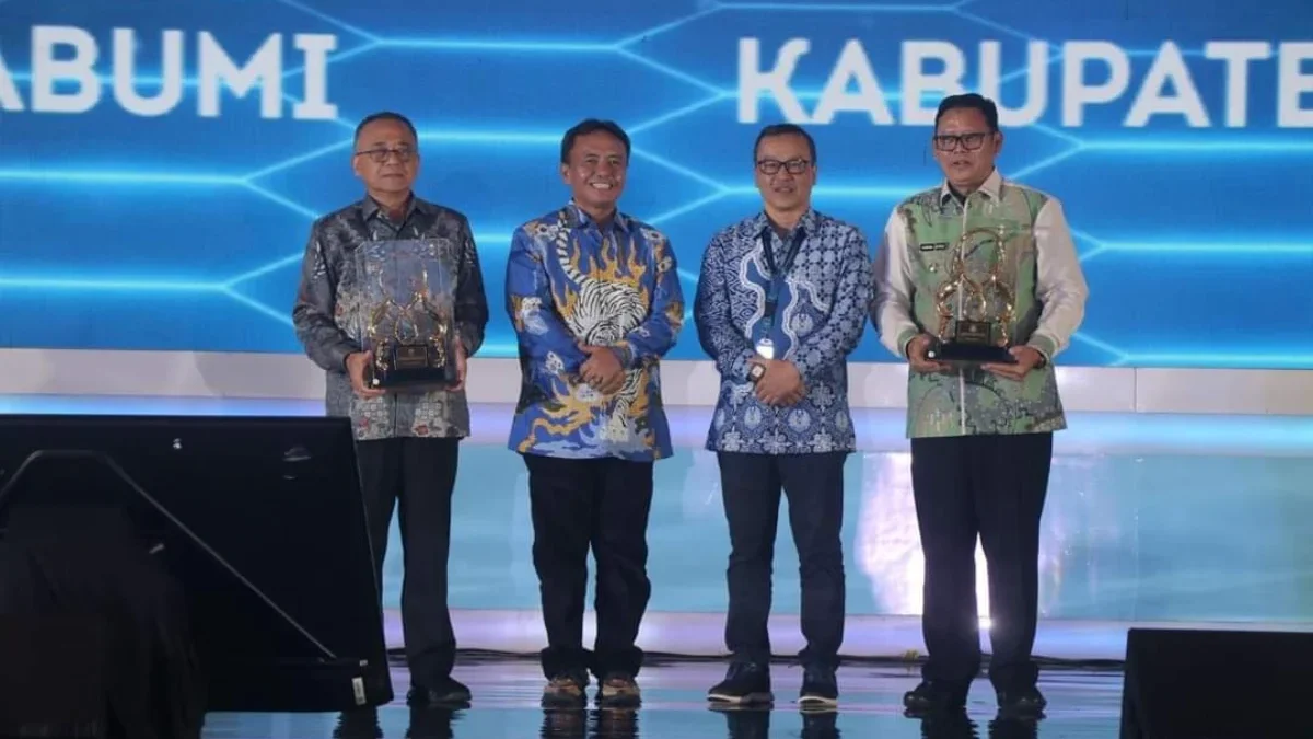 Wakil Bupati Sukabumi Iyos Somantri menerima penghargaan Pembangunan Daerah (PPD)