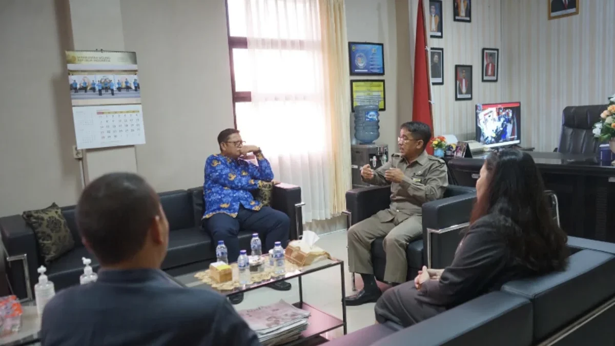 Pj Wali Kota Sukabumi Kusmana Hartadji akrab berbincang dengan Ketua PN
