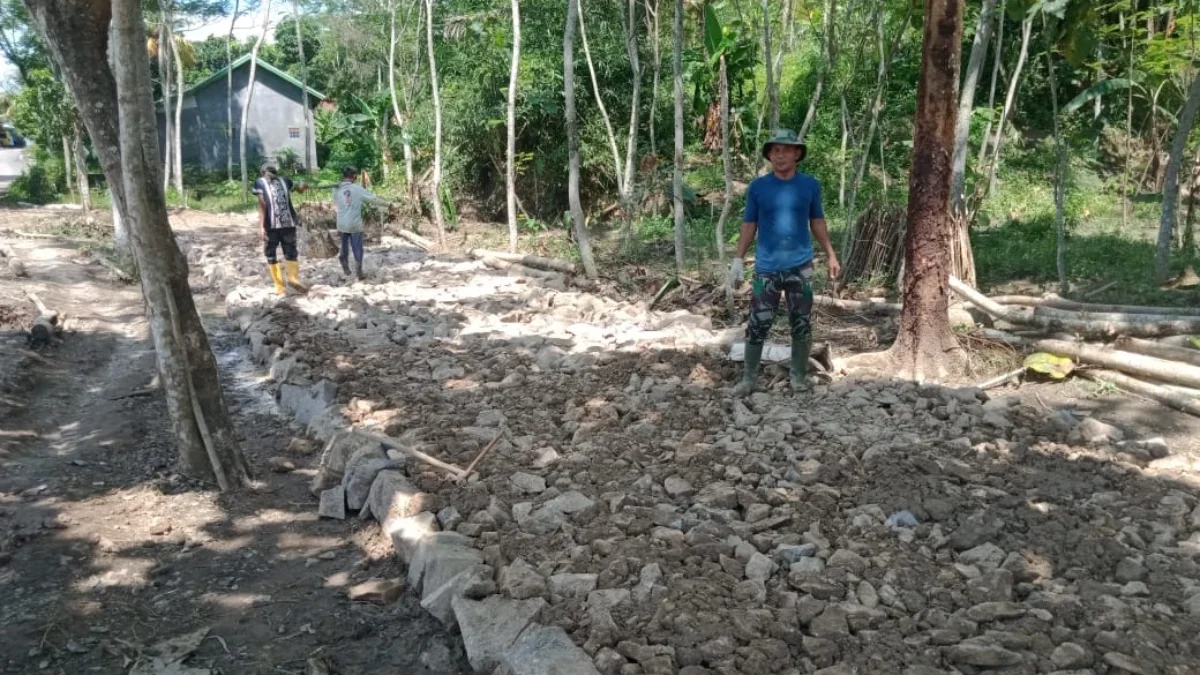 Dinas PU Kabupaten Sukabumi saat melakukan perbaikan jalan di Kampung Ciseupan.