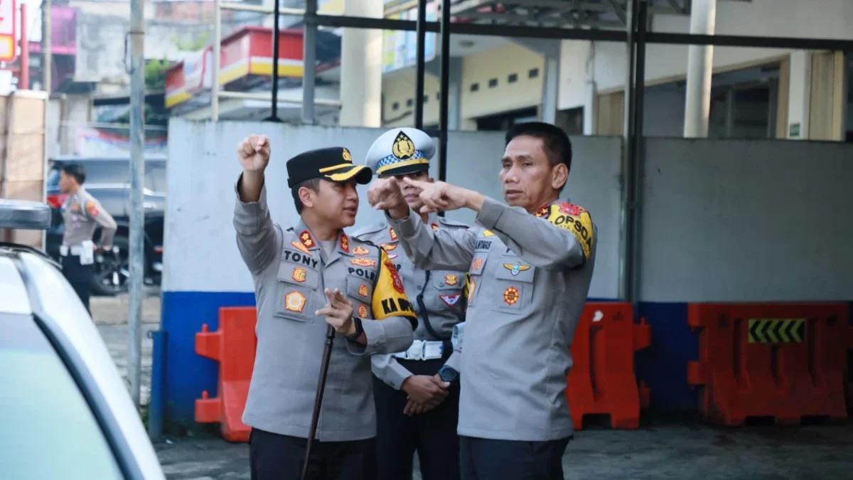 Kapolda Jawa Barat Irjen Akhmad Wiyagus (kanan) bersama Kapolres Sukabumi AKBP Tony Prasetyo Yudhangkoro (kiri
