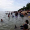 Sejumlah wisatawan saat menikmati Pantai Ujunggenteng Kabupaten Sukabumi