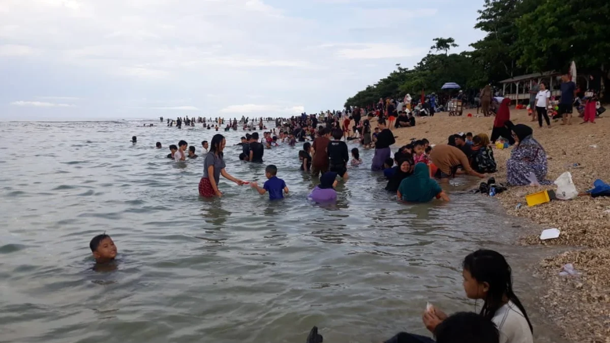 Sejumlah wisatawan saat menikmati Pantai Ujunggenteng Kabupaten Sukabumi