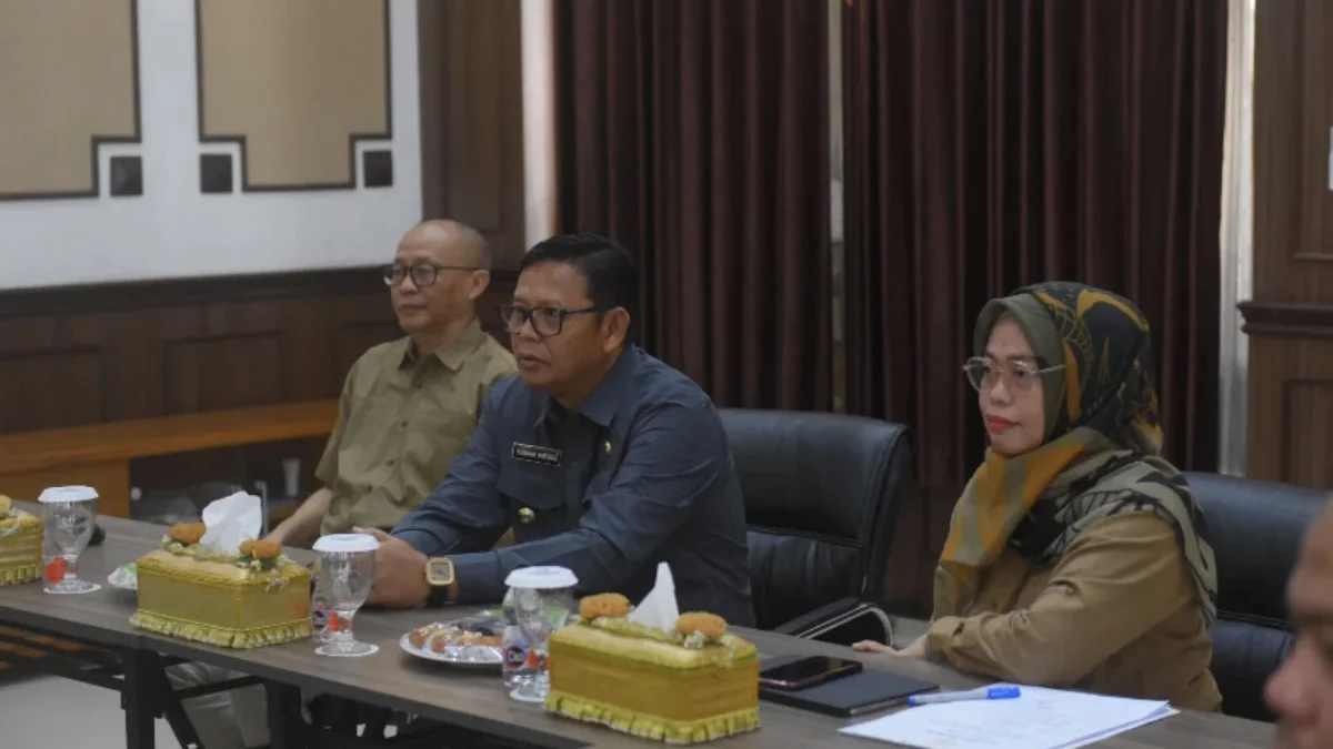 Pj Wali Kota Sukabumi Kusmana Hartadji (tengah) didampingi Sekda Dida Sembada (kiri) dan Inspektur Inspektorat