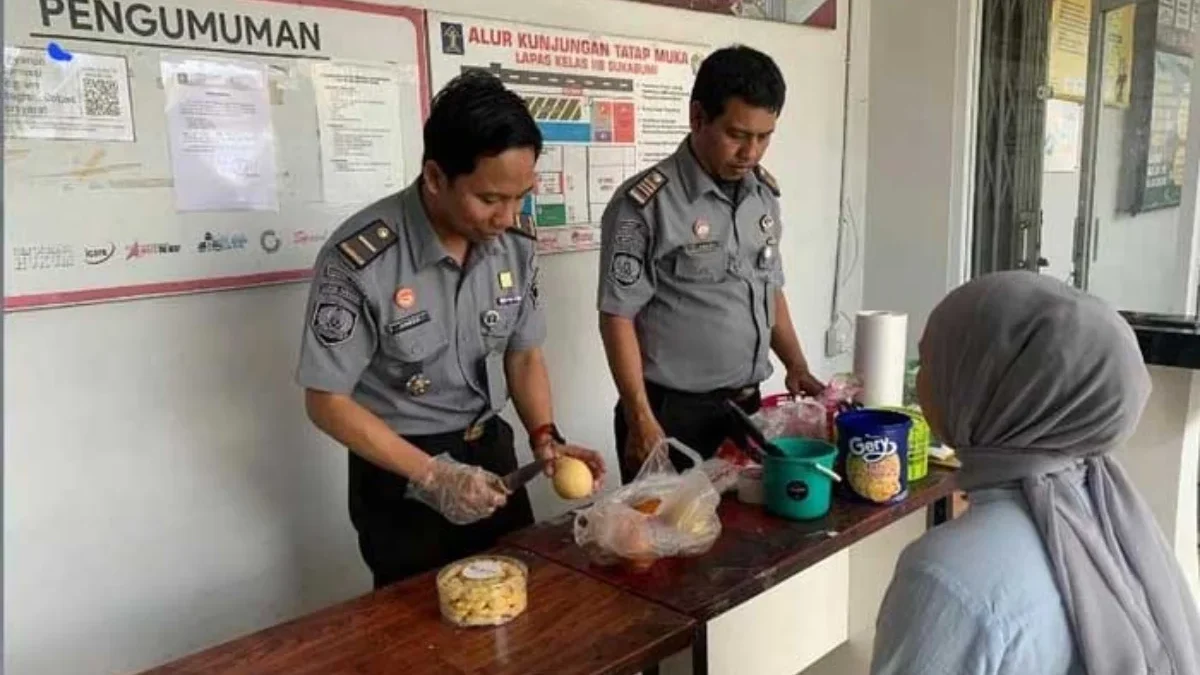 Petugas Lapas Kelas II B Sukabumi memeriksa makanan yang dibawa pengunjung untuk diberikan kepada warga binaan
