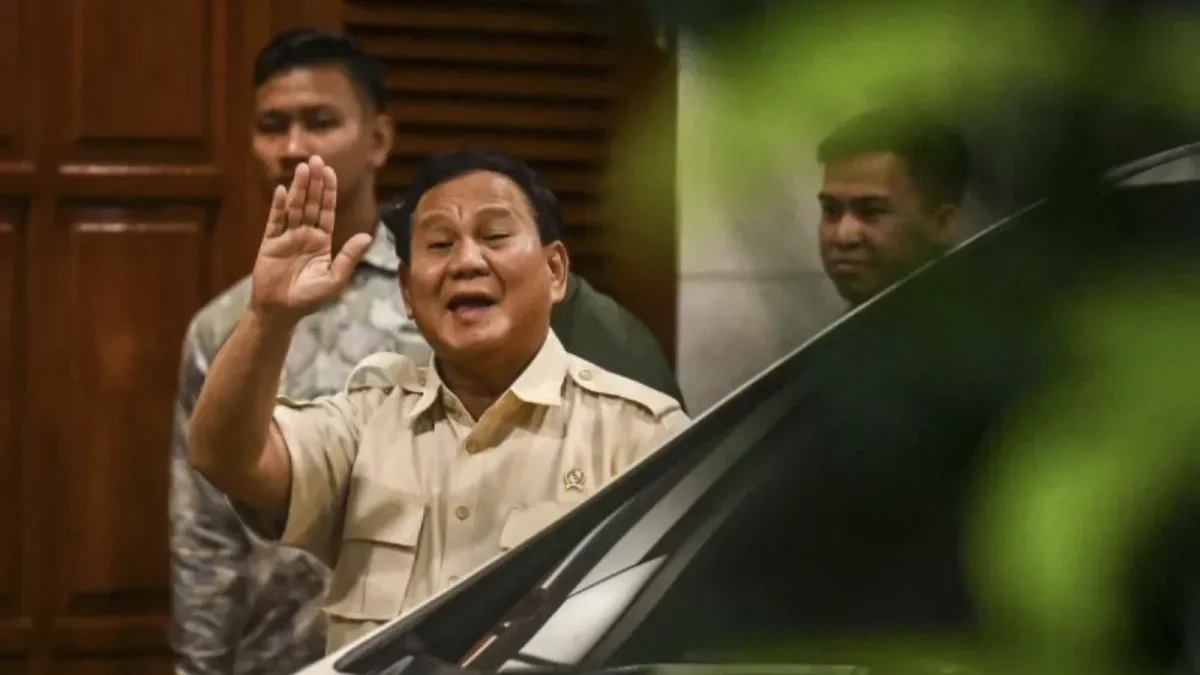 Capres nomor urut 2 Prabowo Subianto melambaikan tangan
