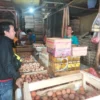 Pedagang di Pasar Pelita melayani pembeli yang sedang membeli telur ayam