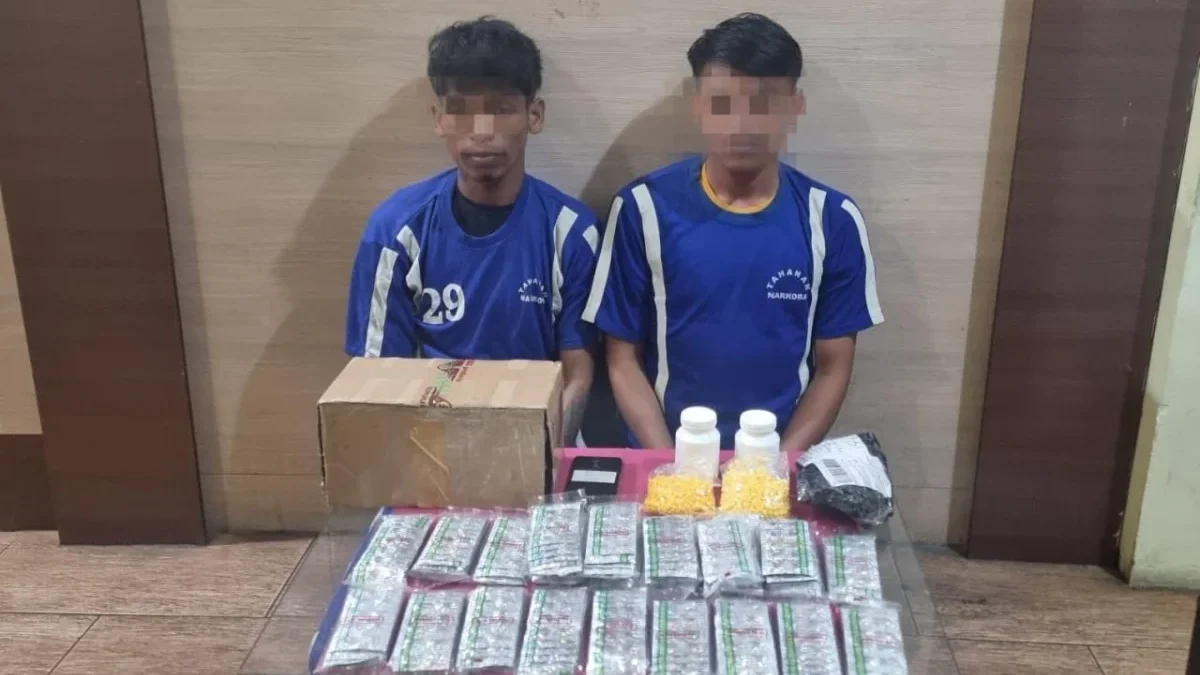 Dua dari tiga tersangka peredaran narkoba ditangkap jajaran Satnarkoba Polres Sukabumi Kota.
