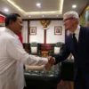Menteri Pertahanan RI Prabowo Subianto (kiri) bertemu dengan CEO Apple Tim Cook (kanan)