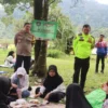 Kapolres Sukabumi Kota AKBP Ari Setyawan Wibowo berdialog langsung dengan para wisatawan yang tengah berlibur