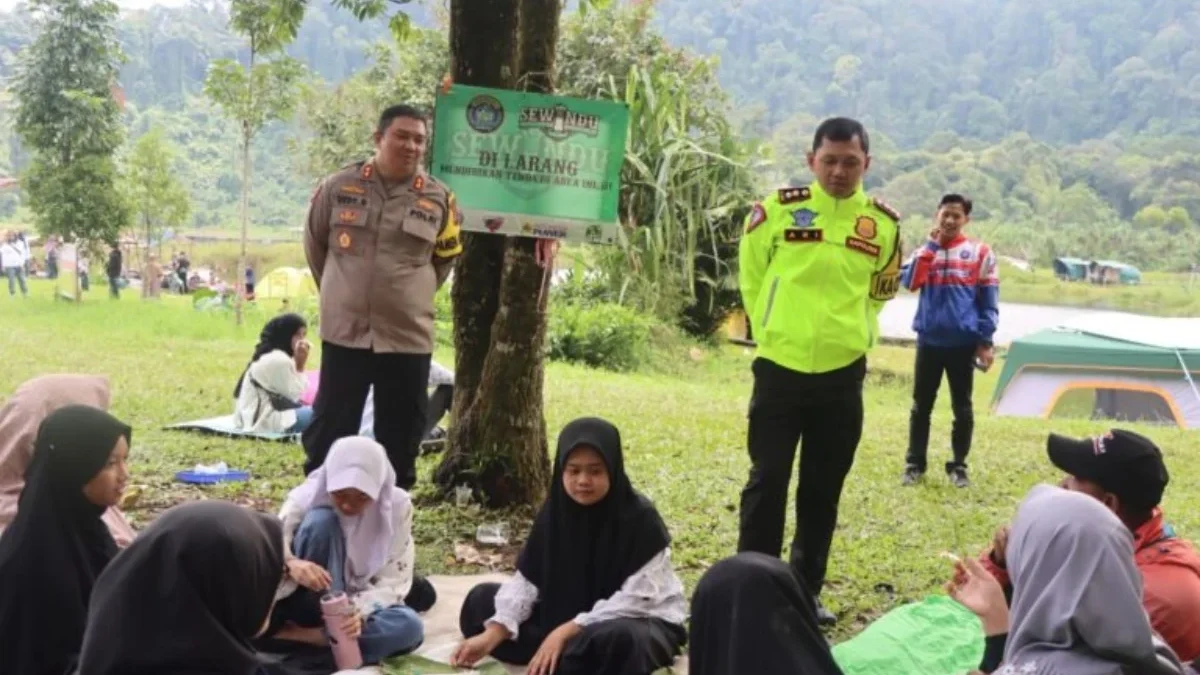 Kapolres Sukabumi Kota AKBP Ari Setyawan Wibowo berdialog langsung dengan para wisatawan yang tengah berlibur