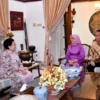Momen Presiden Jokowi bersama Ibu Iriana silaturahmi ke kediaman Presiden ke-5 RI