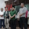 Calon wakil presiden nomor urut 1 dari Koalisi Perubahan sekaligus Ketua Umum PKB Muhaimin Iskandar (tengah)