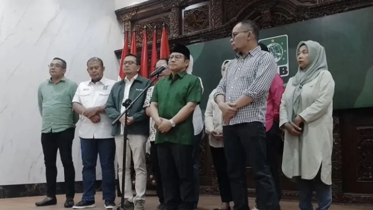 Calon wakil presiden nomor urut 1 dari Koalisi Perubahan sekaligus Ketua Umum PKB Muhaimin Iskandar (tengah)