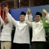 Presiden Terpilih Prabowo Subianto (tengah) dan Ketua Umum DPP PKB Muhaimin Iskandar (dua kanan) berfoto