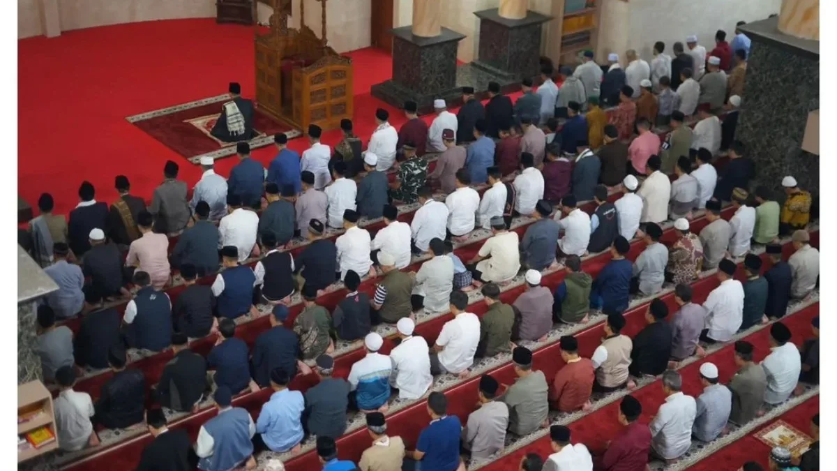 Jajaran Pemkot Sukabumi bersama unsur Forkopimda saat melaksanakan Salat Tarawih di Masjid Agung Kota Sukabumi