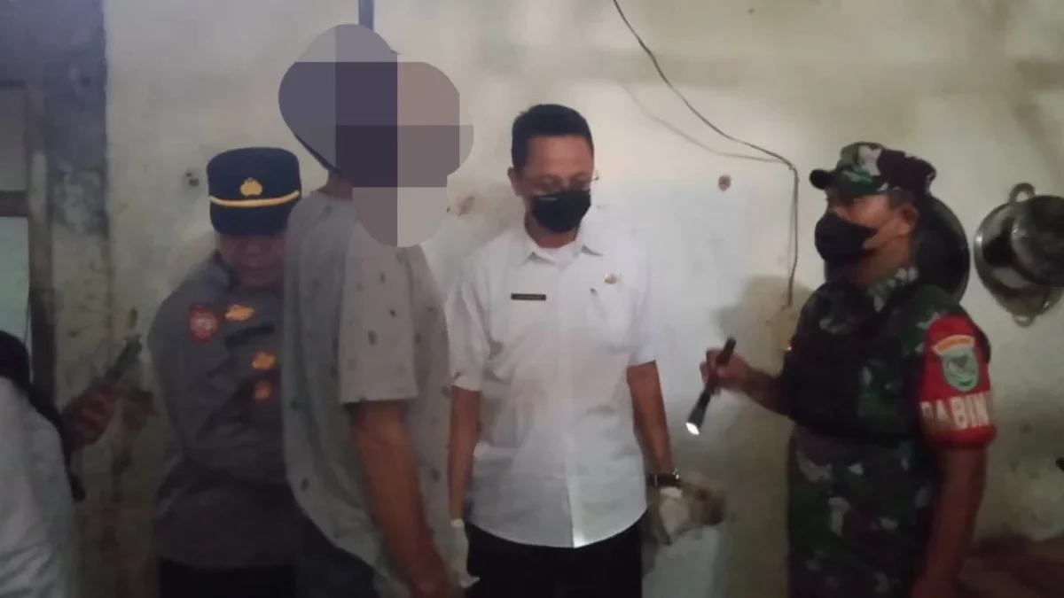 Jajaran kepolisan dan TNI saat melakukan evakuasi Pria paruh baya yang gantung diri