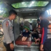 Petugas dan Masyarakat berhasil mengevakuasi dua bocah perempuan yang terpeleseet di pinggir pantai Cibuaya