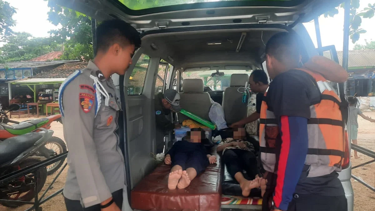 Petugas dan Masyarakat berhasil mengevakuasi dua bocah perempuan yang terpeleseet di pinggir pantai Cibuaya