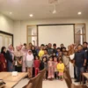 Para pegawai Kecamatan Warudoyong Kota Sukabumi menyantuni sebanyak 20 orang anak yatim piatu.