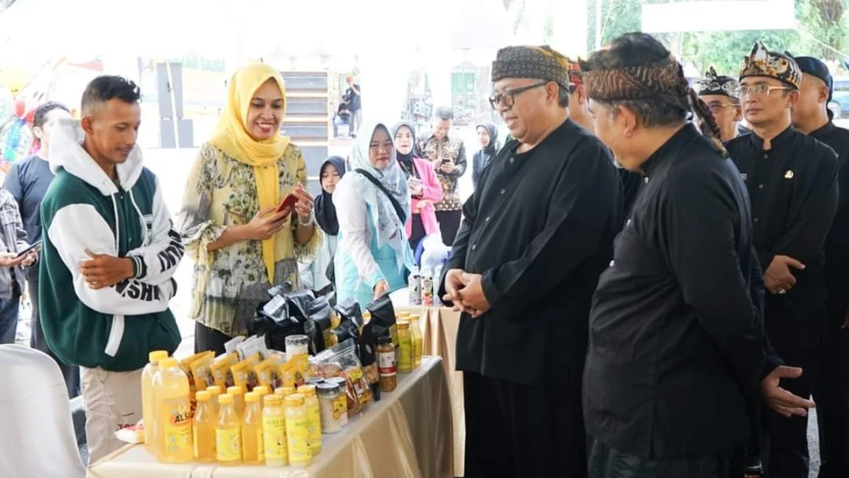 Bupati Sukabumi, Marwan Hamami saat meninjau berbagai Stan Bazar Ramadan