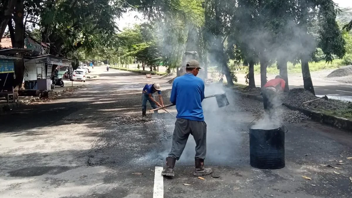 Dinas PU Kabupaten Sukabumi melakukan perbaikan jalan Jendral Ahmad Yani
