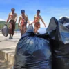 Momen Saka Bhayangkara saat membuang sampah