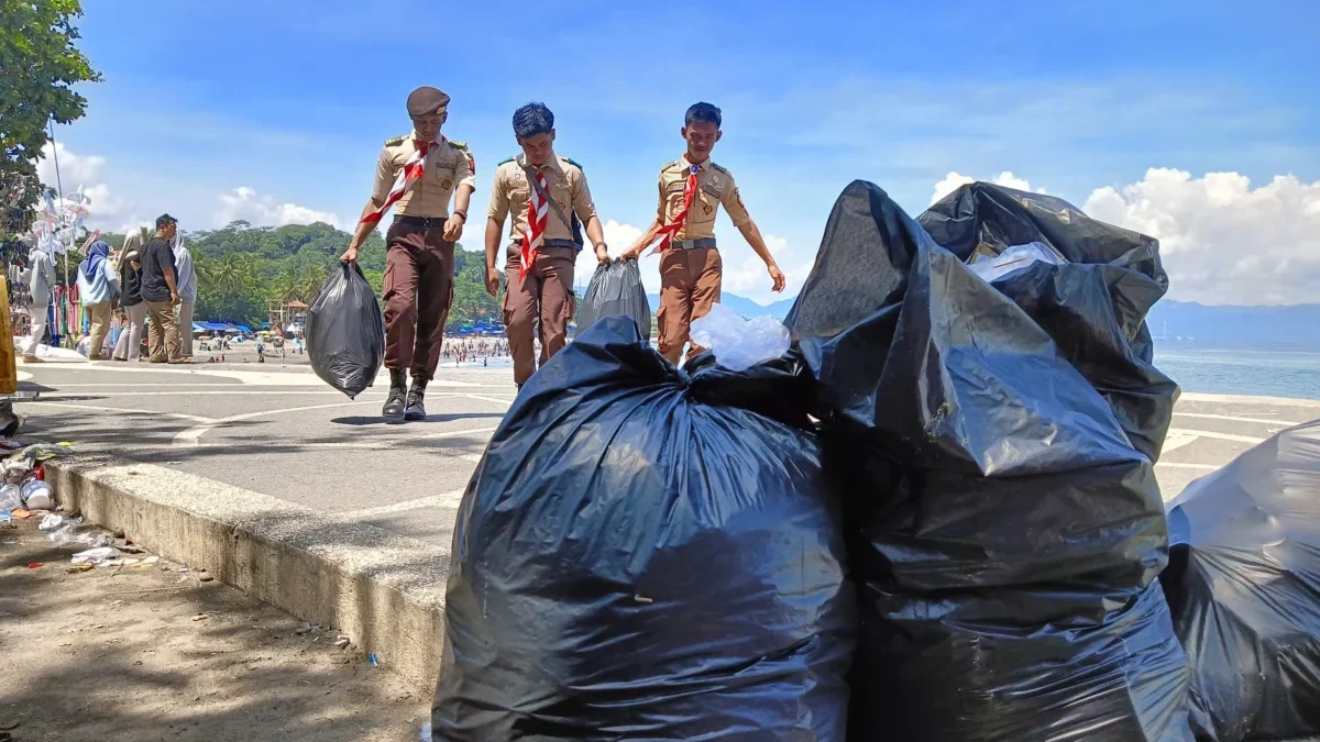 Momen Saka Bhayangkara saat membuang sampah