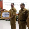 Sekda Kabupaten Sukabumi, Ade Suryaman menerima Penghargaan