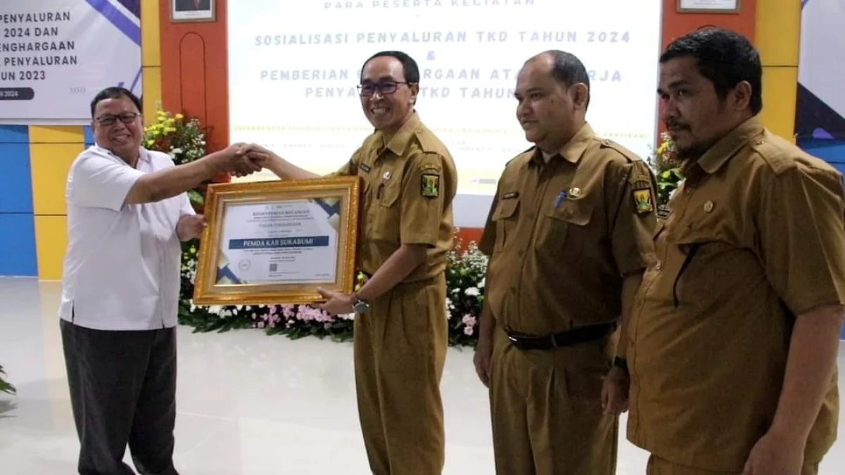 Sekda Kabupaten Sukabumi, Ade Suryaman menerima Penghargaan