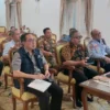 Bupati Sukabumi, Marwan Hamami didampingi Sekda Ade Suryaman secara virtual mengikuti Rakor